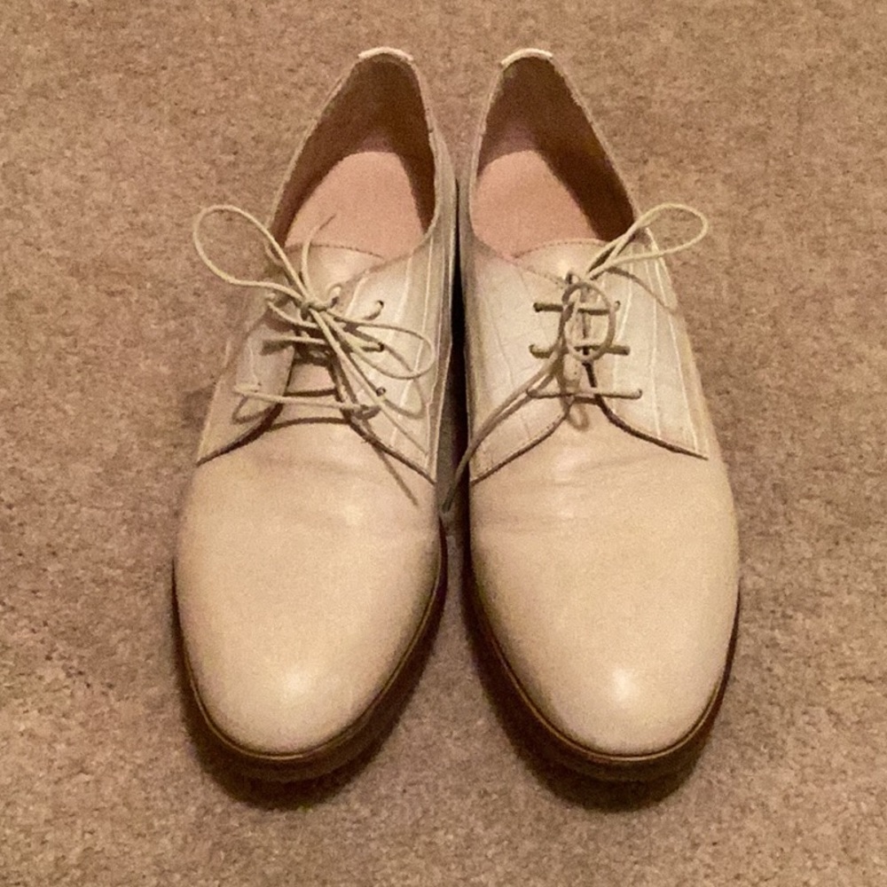 Women’s Cream Lace-Up Oxford Shoes